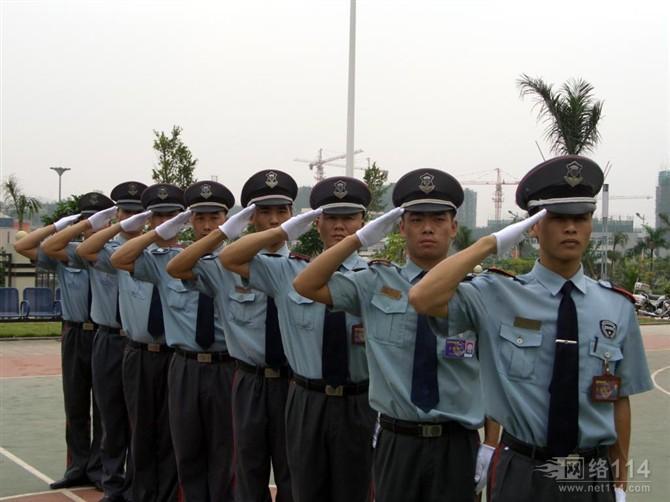 在培訓(xùn)敬禮、列隊(duì)的黃江保安